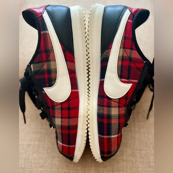 Nike Black and Red Sneakers Size 5Y - Picture 12 of 14